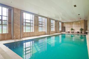 Bazén v ubytování Holiday Inn Mudanjiang by IHG nebo v jeho okolí