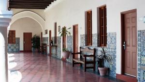 einen Flur in einem Gebäude mit Fliesenboden in der Unterkunft Holiday Inn Veracruz-Centro Historico, an IHG Hotel in Veracruz