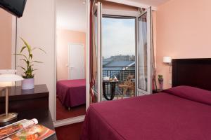 Cette chambre d'hôtel dispose d'un lit violet et d'un balcon. dans l'établissement Virgina, à Paris