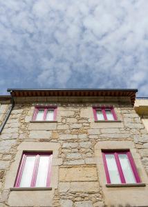 ein Gebäude mit drei Fenstern darüber in der Unterkunft Casa da Ana Boutique Guest House in Barcelos