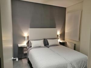 a bedroom with a bed with two white pillows at Apartamento Laidatxu Playa en Mundaka in Mundaka