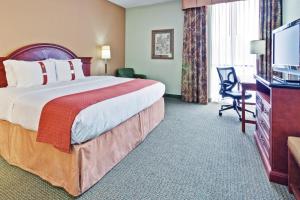 Кровать или кровати в номере Holiday Inn Memphis-University of Memphis, an IHG Hotel