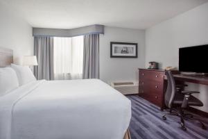 una camera d'albergo con letto e scrivania con computer di Holiday Inn Ottawa East, an IHG Hotel a Ottawa