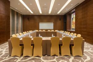 una grande sala riunioni con un lungo tavolo e sedie di Crowne Plaza Yangzhou, an IHG Hotel a Yangzhou