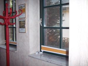 una ventana con un objeto rojo delante de ella en Apartement en Siedlung Schönwalde