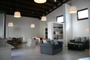 Una sala de estar con dos sofás y una mesa. en Agriturismo Villa Fiore, en Torano Nuovo