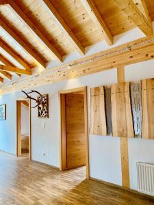 AlpenChalet Mitterberg في ماريابفار: غرفة بجدران خشبية وسقف خشبي