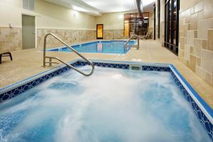 בריכת השחייה שנמצאת ב-Holiday Inn Quincy, an IHG Hotel או באזור
