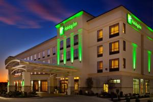 un edificio de hospital con luces verdes. en Holiday Inn Quincy, an IHG Hotel, en Quincy