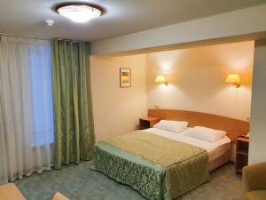 Habitación de hotel con cama y ventana en AMAKS Safar Hotel en Kazán