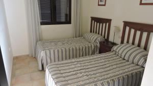pokój z dwoma łóżkami i oknem w obiekcie HL 017 ·HL 017 3 bedroom 2 bathroom, villa high standard w mieście Fuente Alamo +23 zdjęcia