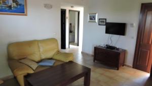 ein Wohnzimmer mit einem Sofa und einem Couchtisch in der Unterkunft HL 017 ·HL 017 3 bedroom 2 bathroom, villa high standard in Fuente Alamo