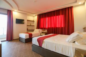 Ένα ή περισσότερα κρεβάτια σε δωμάτιο στο HOTEL MAKARIM TETOUAN