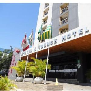 un hotel con banderas frente a un edificio en Bristol Evidence Hotel, en Goiânia