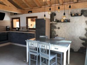 Majoituspaikan Chalet Croq'Neige keittiö tai keittotila