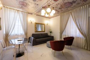 uma sala de estar com um sofá e uma mesa em Domus Nannini SPA - L' Arco di Matteotti em Siena