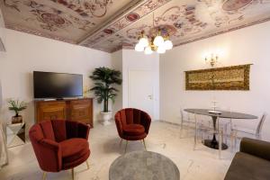 TV a/nebo společenská místnost v ubytování Domus Nannini SPA - L' Arco di Matteotti