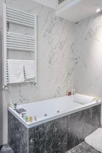 Koupelna v ubytování Domus Nannini SPA - L' Arco di Matteotti