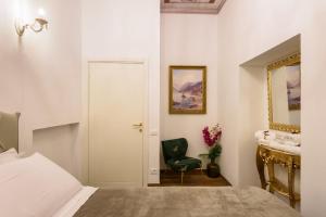 Postel nebo postele na pokoji v ubytování Domus Nannini SPA - L' Arco di Matteotti