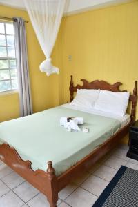 een slaapkamer met een bed met handdoeken erop bij Aanola Villas A2 Serenity Abode in Charlotte
