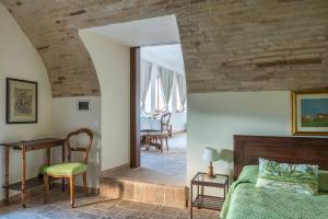オルトーナにあるTorre della Loggia - Dimora Storica - Ortonaのベッドルーム1室(ベッド1台、テーブル、デスク付)