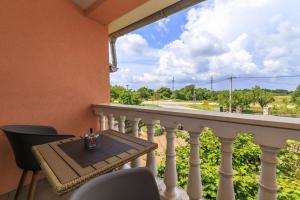 een balkon met een tafel en stoelen en uitzicht bij Holiday Home Natasha in Svetvinčenat