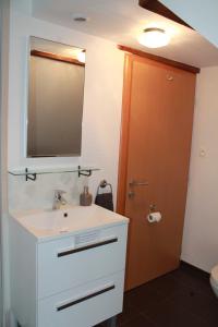 Ένα μπάνιο στο Appartement Mirabelle avec Jardin - Centre Ribeauvillé