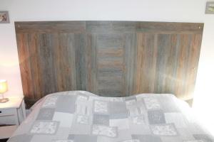 Ένα ή περισσότερα κρεβάτια σε δωμάτιο στο Appartement Mirabelle avec Jardin - Centre Ribeauvillé