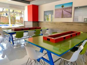 a classroom with tables and chairs in a room at Beverly Hills: Hotel and Business in San Salvador