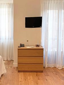 A television and/or entertainment centre at Hotel Boutique Astorga