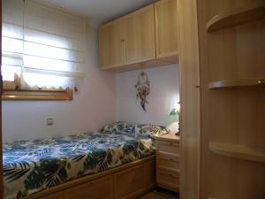 - une petite chambre avec un lit et une commode dans l'établissement Casa el Sotillo, à Villoslada de Cameros