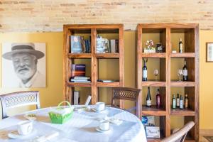 
A restaurant or other place to eat at Torre della Loggia - Dimora Storica - Ortona
