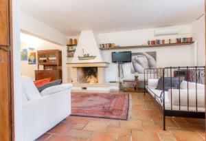 a living room with a couch and a fireplace at B&B Villa I 2 Leoni in Lecce