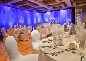 a set banquet hall with white tables and chairs at Holiday Inn Montreal Centre Ville Downtown by IHG in Montréal +64 photos