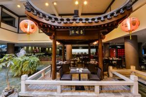 a restaurant with a pavilion in a building at Holiday Inn Montreal Centre Ville Downtown by IHG in Montréal