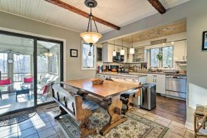 O bucătărie sau chicinetă la Peaceful Goshen Cottage with Screened Porch and Views!