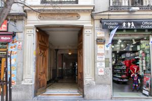 uma entrada para uma loja com uma porta aberta em Hostal Rober em Madri