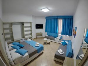- une chambre avec un lit et un canapé dans l'établissement San Marco Hotel, à Naples