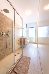 bagno con doccia e porta in vetro di AFFITTACAMERE ARCOBALENO a Santa Margherita Ligure