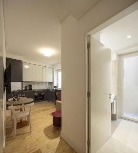 Η κουζίνα ή μικρή κουζίνα στο Lisbon Serviced Apartments - Santos