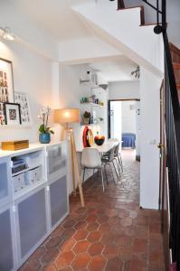 - une cuisine et une salle à manger avec une table et des chaises dans l'établissement LovelyStay - Casa Salto - Charming Townhouse with Large Terrace, à Tavira