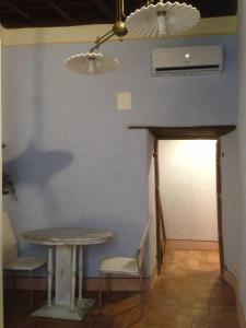 stół i krzesła w pokoju z niebieską ścianą w obiekcie La terrazza w mieście Cori