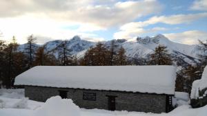 Rifugio escursionistico La Sousto dal Col en invierno