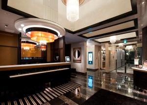 um átrio de um hotel com pista de dança em APA Hotel Kodemmacho-ekimae em Tóquio
