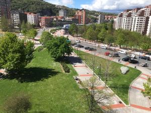 une ville avec un parc planté d'arbres et de bâtiments dans l'établissement Amezola 2- Habitación con baño exterior de uso privado en casa compartida, à Bilbao