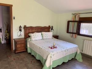 Un dormitorio con una cama con una vela. en Casas Rurales Cazorla-Alcón, en Pozo Alcón