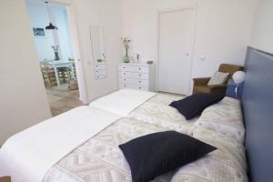 Säng eller sängar i ett rum på Apartaments Sa Calm Sant Miquel de les Formigues