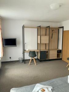 a room with a room with a desk and a chair at Bluhm's Hotel & Restaurant am Markt in Kyritz