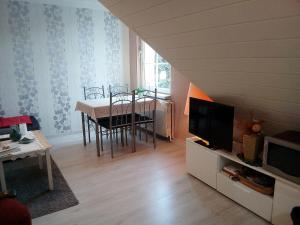 ヴィスマールにあるModern Apartment near Sea in Wismarのリビングルーム(ダイニングテーブル、テレビ付)