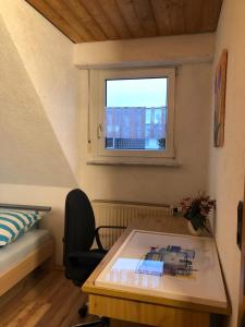 a small room with a table and a window at Ferienwohnung Bodensee LA in Langenargen